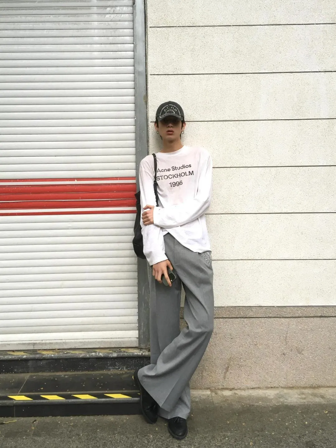 90 Acne All-Star Model A Global Series slub cotton material, Retro washed and distressed long-sleeved T-shirt with printed letters, made of slub cotton super soft fabric with excellent breathability. After washing process, the chest part is made to have a dirty feel, and the lower part shows a gradient effect, giving the clothes a natural and slightly see-through Retro style. The collar, hem and cuffs are slightly frayed to better fit the overall tone. The distressed and cracked printed letters on the chest indicate the location of the brand and headquarters and the year of establishment. It has a very basic but not monotonous design concept. It seems simple but full of trendy and fashionable charm. The overall style continues the neutral atmosphere of A. The loose-fitting wearing experience for men and women is also very friendly to the figure. It is very nice whether worn alone or as an inner layer. Grams of washed slub cotton Black, White, Pink, Green, Dark Blue, Light Blue, Glacier Blue, Brick Red, S M L Shoulder width 54.5)